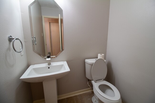 Building Photo - 2111 Grovewood Park