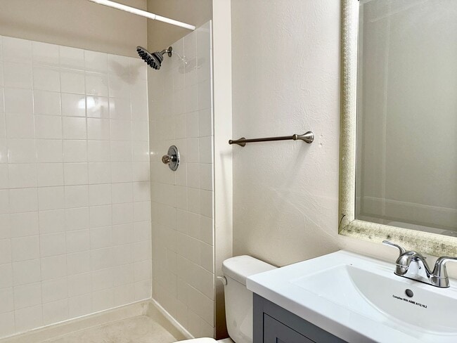 Building Photo - 3 Bedroom 2 1/2 Bath Home Nestled on a Qui...