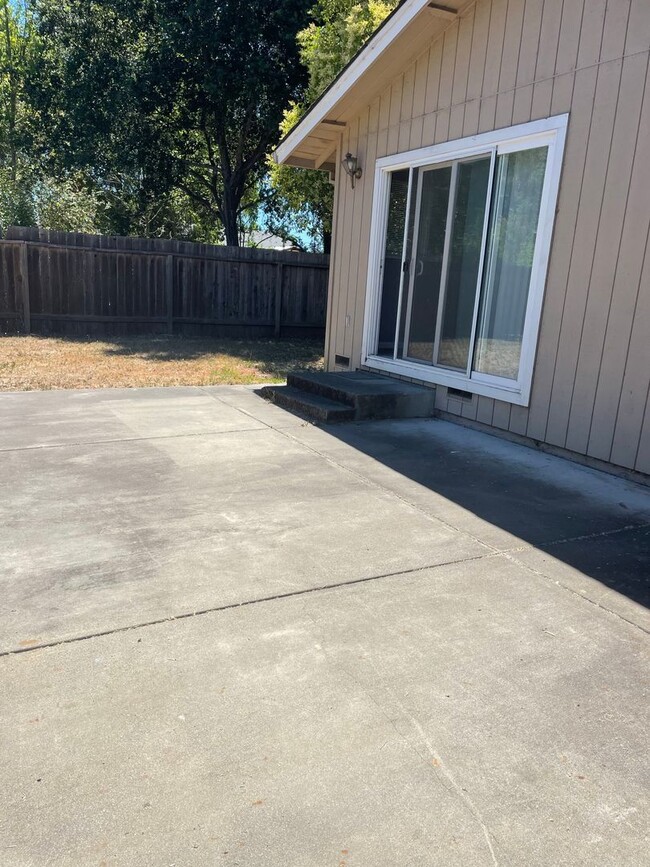 Building Photo - Clean 3 bedroom 2 bath Rincon Valley Home ...