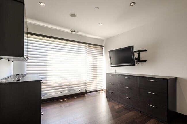 Building Photo - 2510 Skyfarm Dr