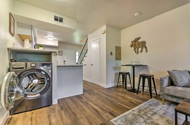 Building Photo - 3915 W 8th St