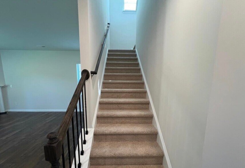 Building Photo - 1924 Vanderlyn St