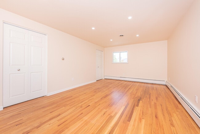 Building Photo - 1520 Traver Rd