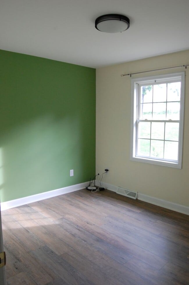 Building Photo - 3 Bedroom Home in Forest