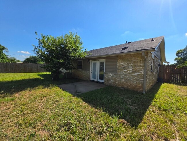 Building Photo - 3 bed, 2 bath home in Shawnee!
