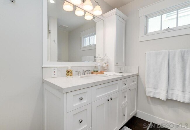 Building Photo - 455 J Ave