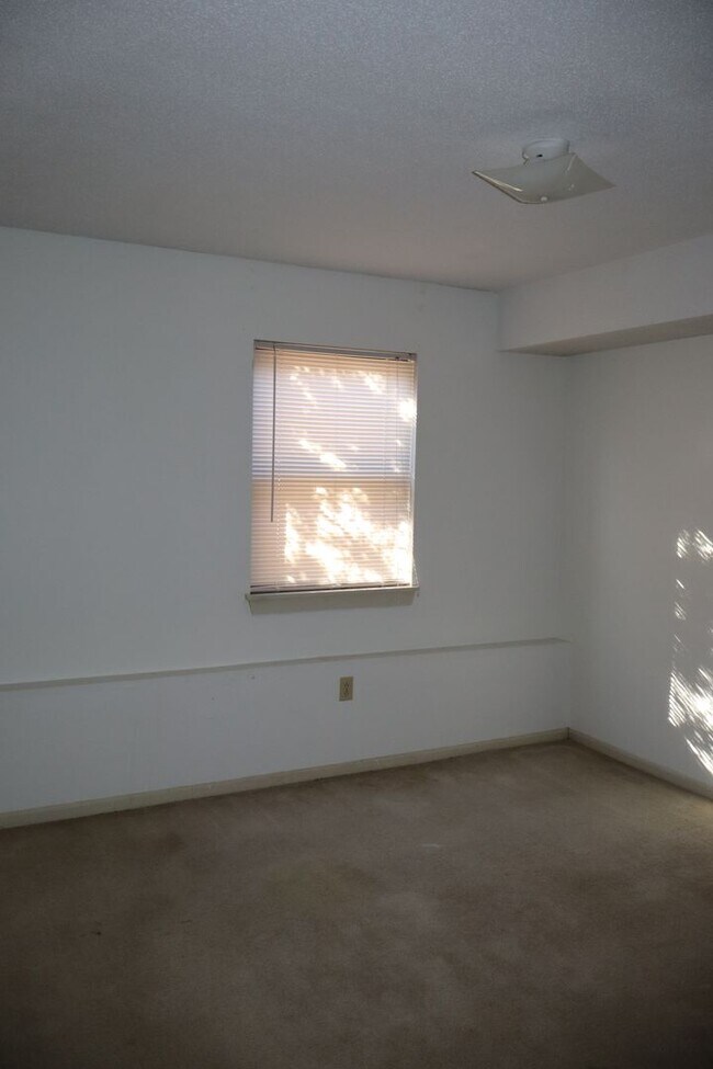 Building Photo - 506 Columbia Dr