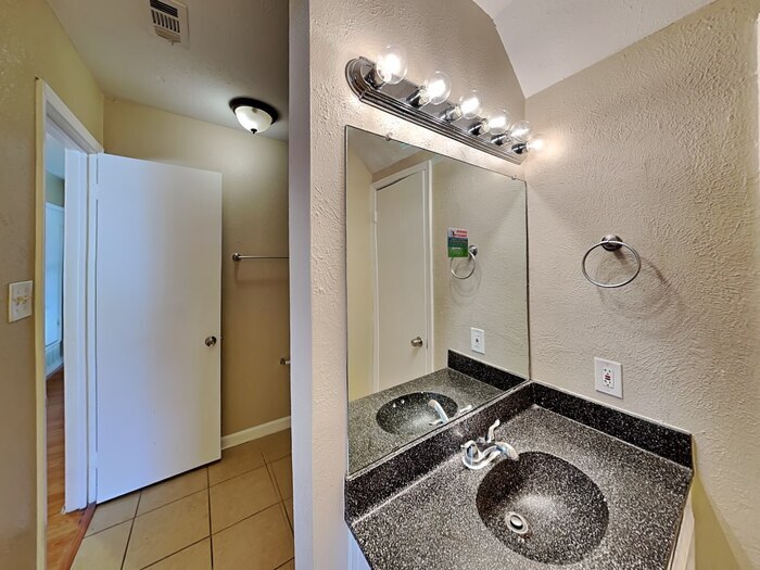 Building Photo - 1386 Southridge Dr