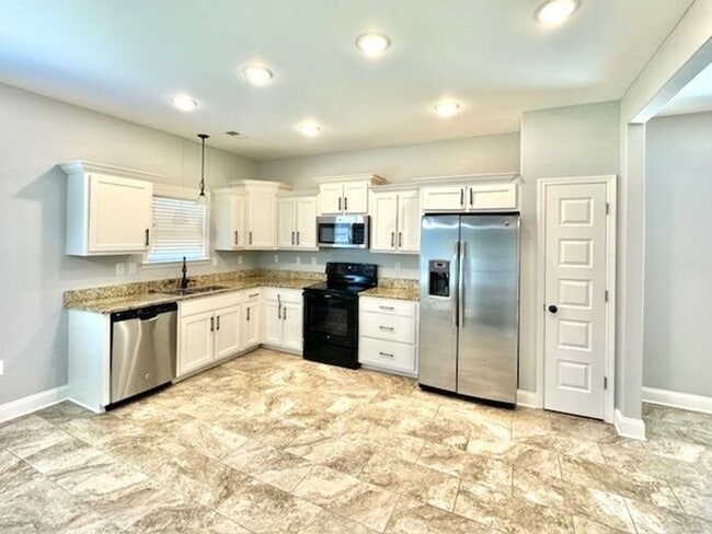 Building Photo - Now Leaseing a 4 Bedroom 3 Bath Home In Southeast Memphis