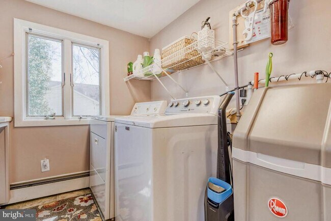 Building Photo - 1715 Tacoma Rd