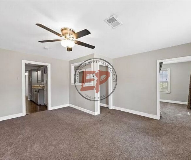 Building Photo - 213 N Oak Dr