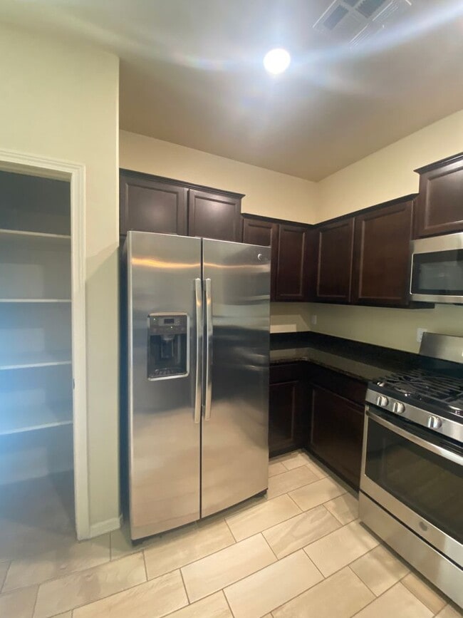 Building Photo - Beautiful 3 Bedroom 2.5 Bathroom House Available Now!