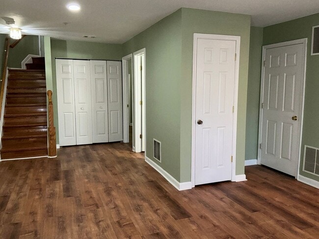 Building Photo - Beautiful 3BR 3.5BA 3 level townhome locat...