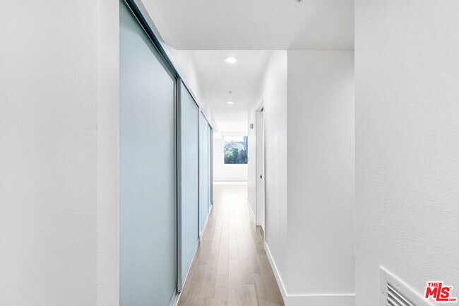 Building Photo - 901 Flower St