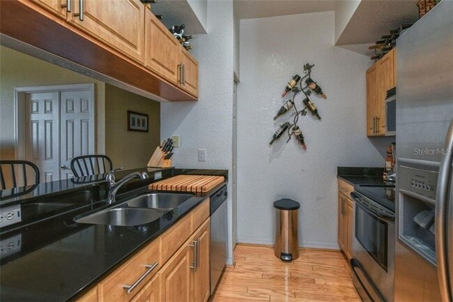 Building Photo - Annual UNfurnished 2/2 condo on top floor ...