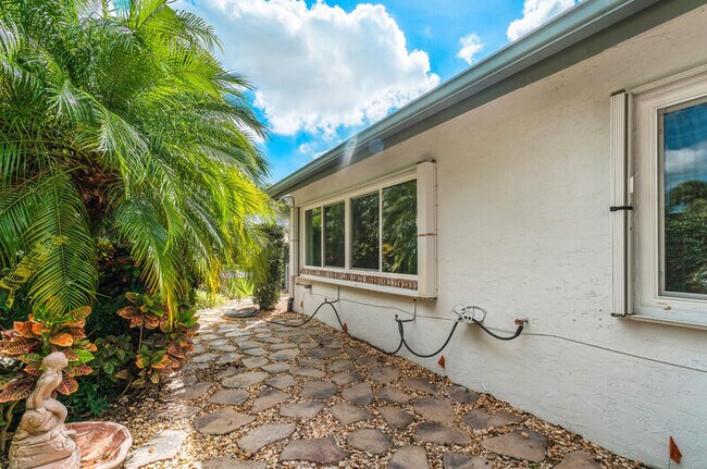 Building Photo - 188 Moccasin Trail N