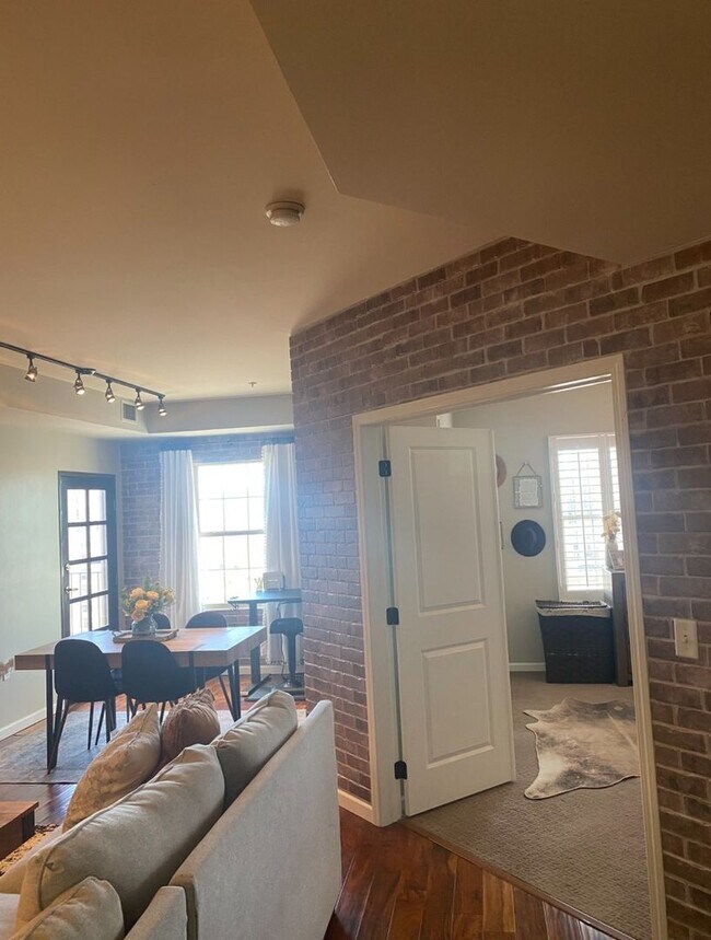 Building Photo - Charming 1BR Condo in Denver