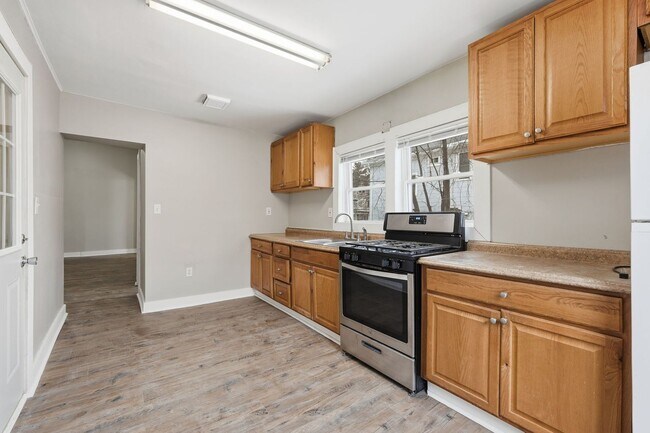 Building Photo - Move in Special! 1-Bed 1-Bath Unit Available Now in St. Paul!