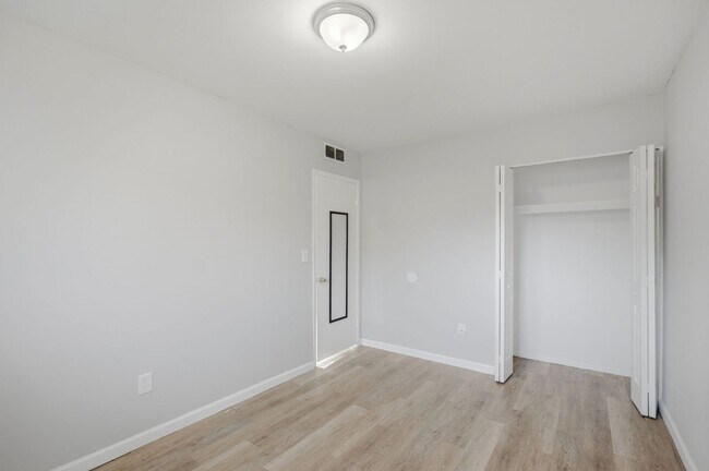 Building Photo - Come see your new home!