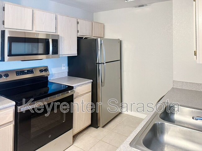 Building Photo - 8809 Manor Loop