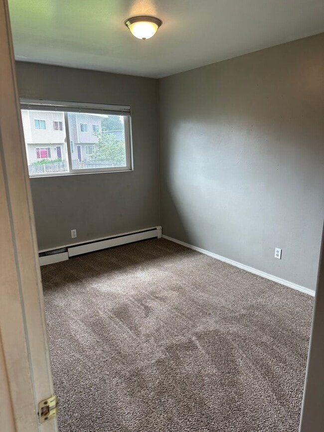 Building Photo - Available now 3 Bed/1 Bath - Heat included!