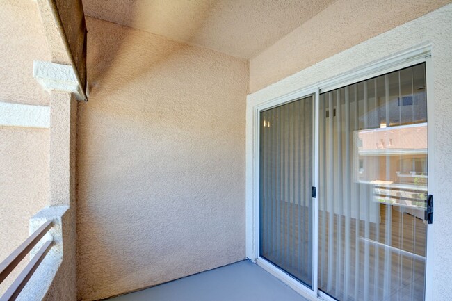 Building Photo - Gorgeous two bedroom two bathroom condo in...