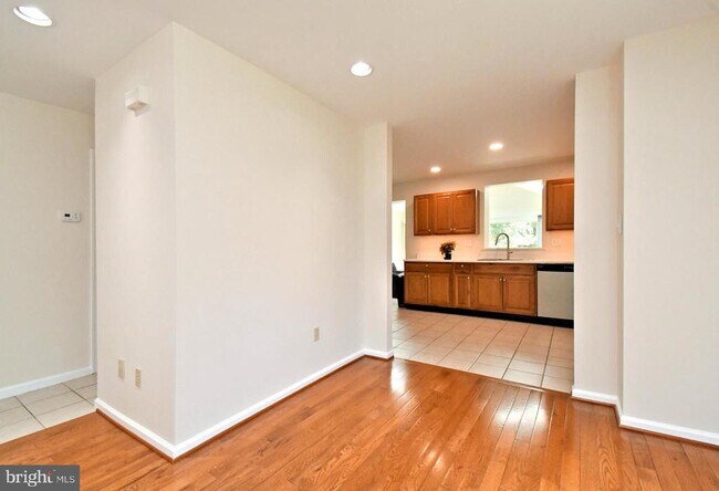Building Photo - 2489 Hillendale Dr