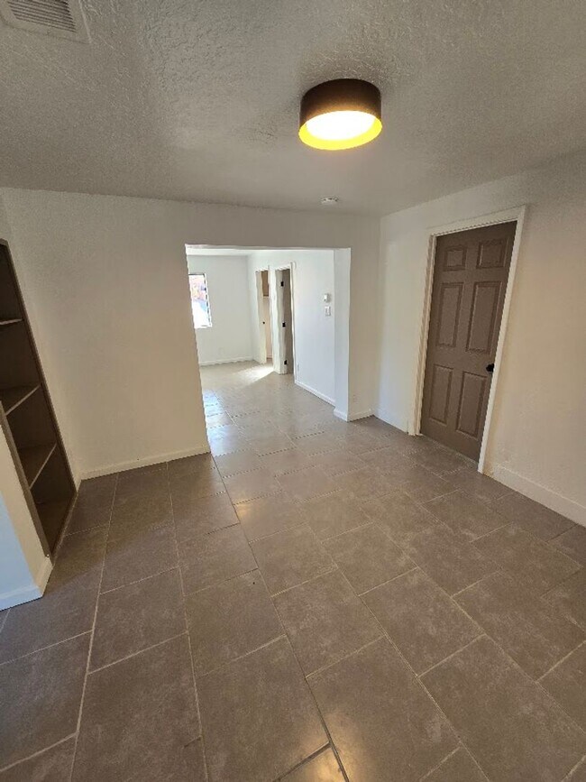 Building Photo - 3 bedroom 2 bath HOUSE for Rent near Downtown