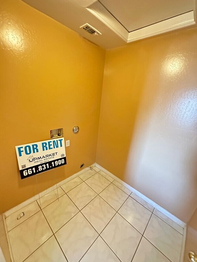 Building Photo - Charming 4-Bedroom, 3-Bathroom Home in Silver Creek