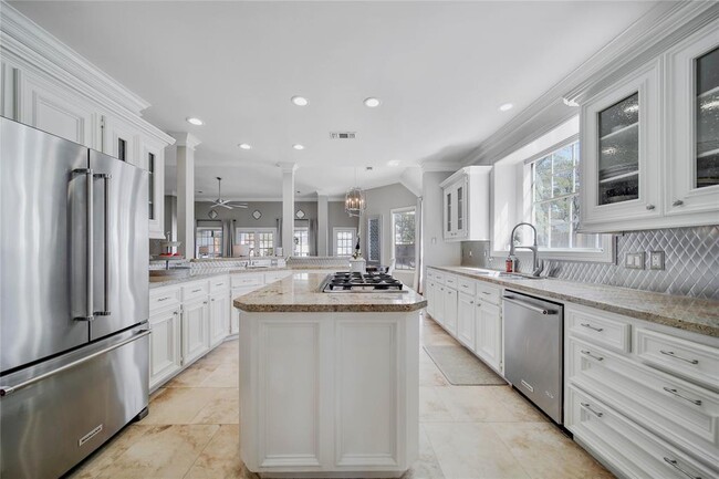 Building Photo - 850 W 43rd St