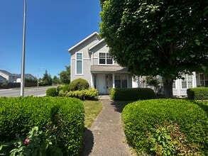 Building Photo - 3 Bedroom Beaverton Home with A/C!