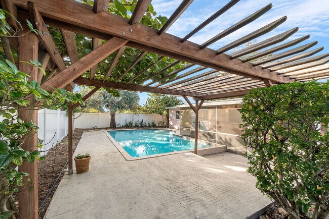 Building Photo - 5 BR/3BA pool home in Merritt Island- NO HOA!