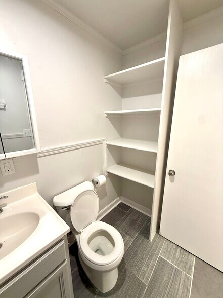 Full Bath - 1801 Lyons St
