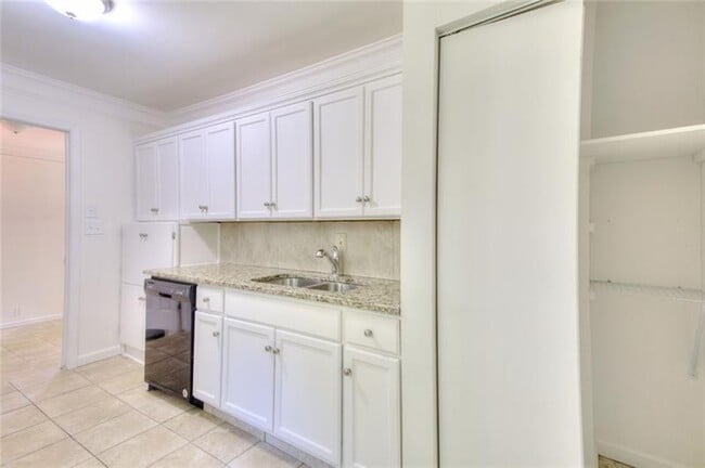 Building Photo - 3946 Green Oak Dr