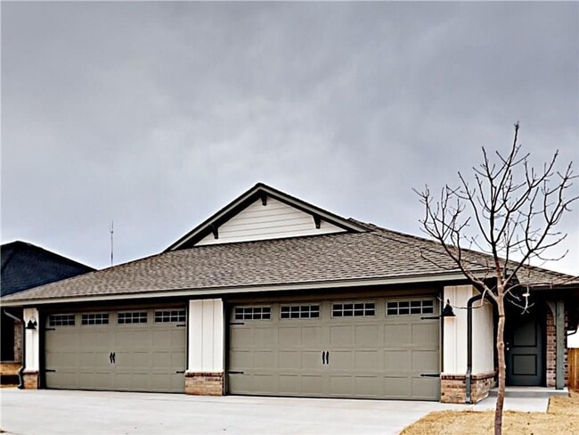 Building Photo - 2 Bedroom 2 Bathroom 2 Car Garage Duplex w...