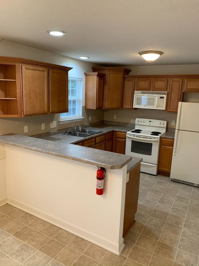Building Photo - 205 Clusters Cir