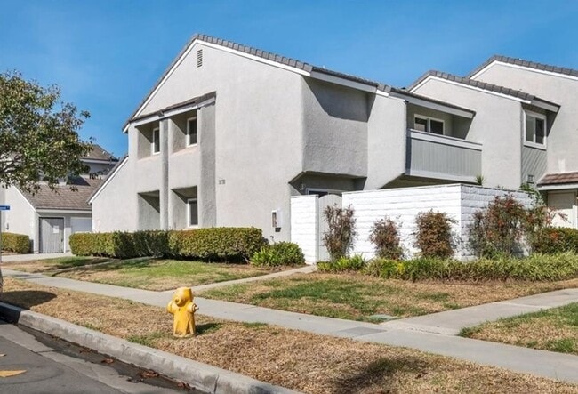 Building Photo - Beautiful 3 bed / 2.5 bath Townhome with Patio and 2 car garage in Huntington Beach
