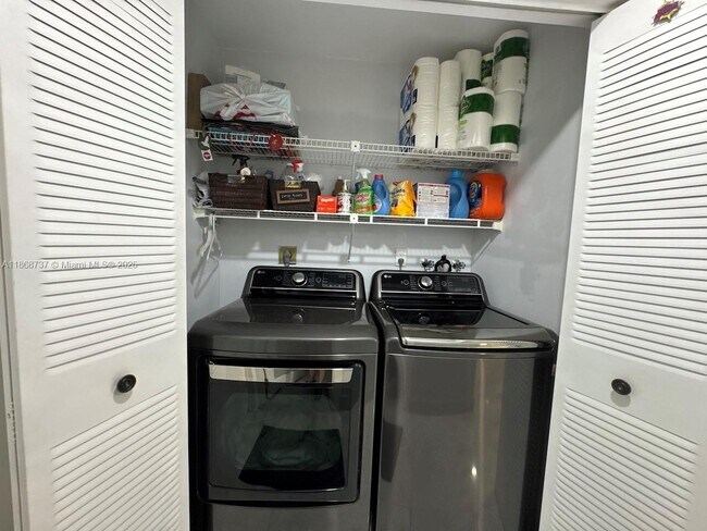 Building Photo - 9368 SW 146th Pl
