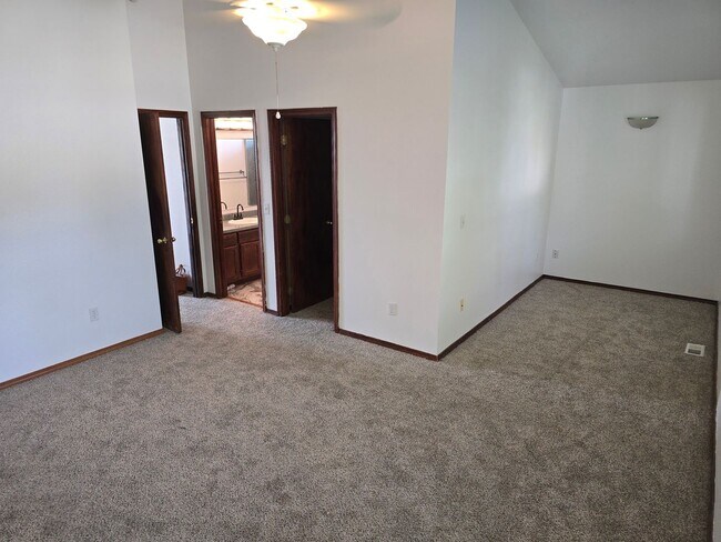 Building Photo - Spacious 4 bedroom 3.5 Bath Home for Rent ...