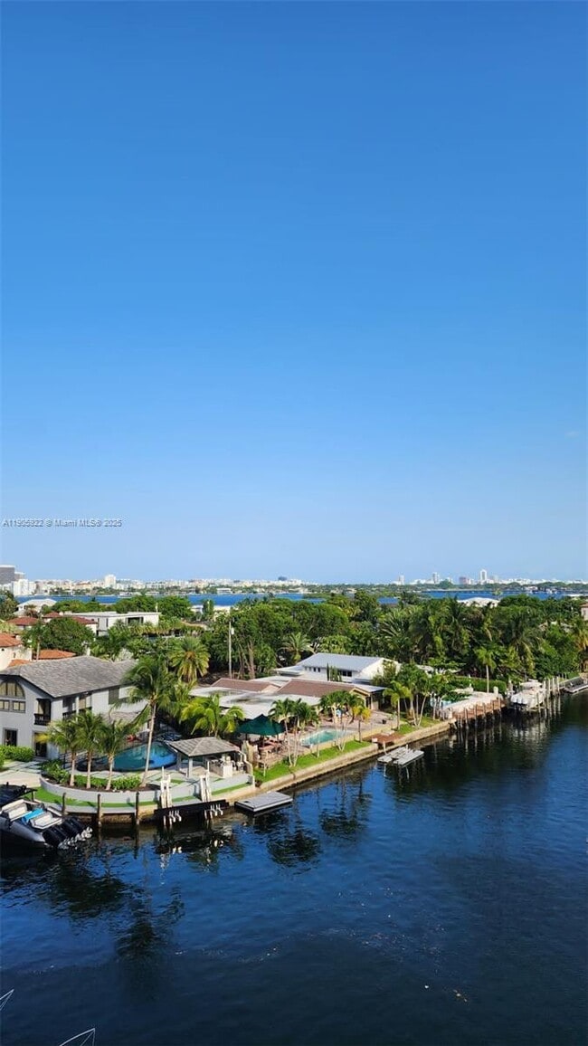 Building Photo - 2500 NE 135th St