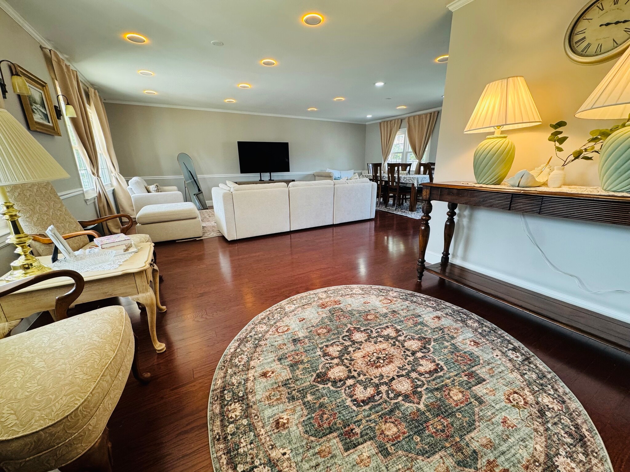 Building Photo - 1105 E Holly Ave