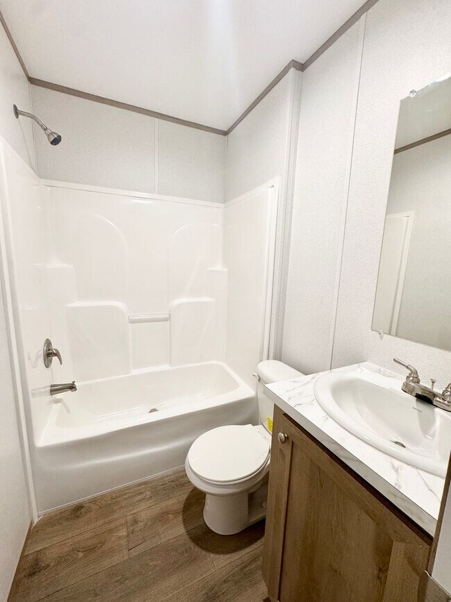 Building Photo - Move in Ready! 3 bedrooms/ 2 Baths! Beautiful space!
