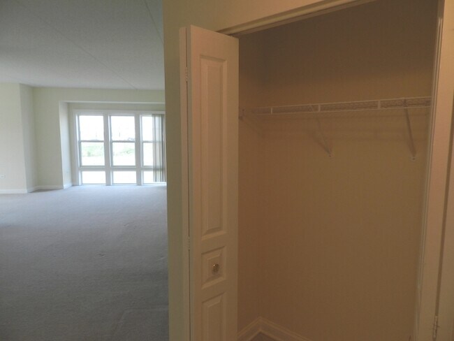 Building Photo - 101 Pointe Dr