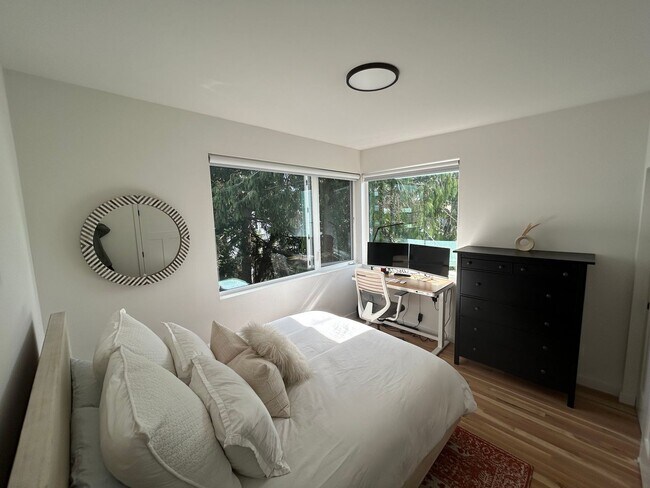 Building Photo - Spacious Ballard Townhome- 2 Bedrooms with Parking