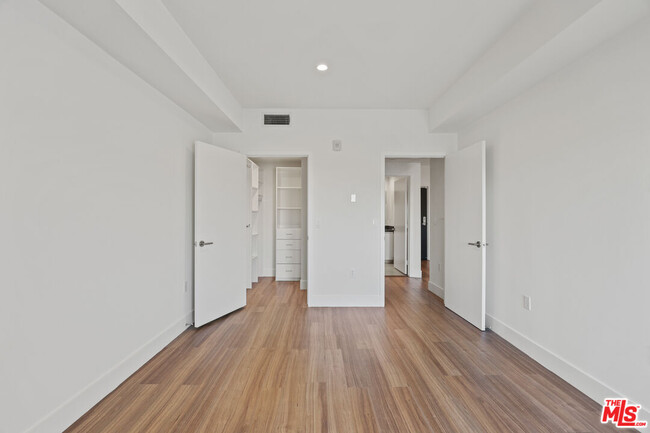 Building Photo - 518 N Gramercy Pl