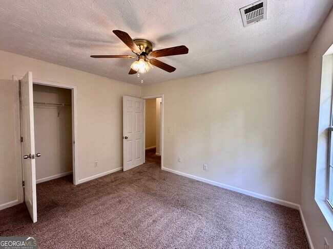 Building Photo - 3713 Crescent Hill Ln