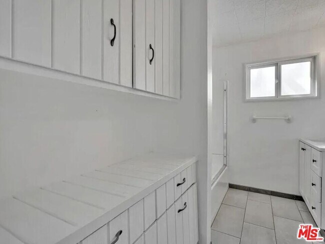 Building Photo - 28040 Ermine Pl