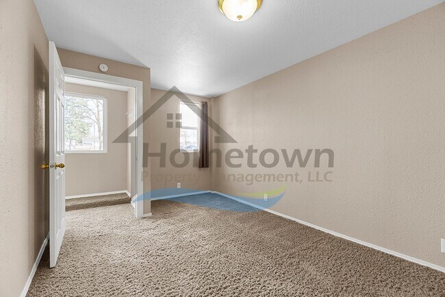 Building Photo - 1 Bedroom Cottage with Off-Street Parking Available in Midtown Coeur d'Alene!