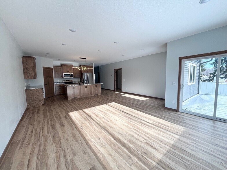 Building Photo - 577 Main St W