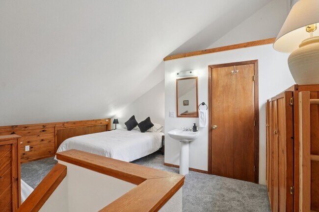 Building Photo - Serenity and Views with this 3 bedroom/3Bathroom Townhome in Buffalo Ridge